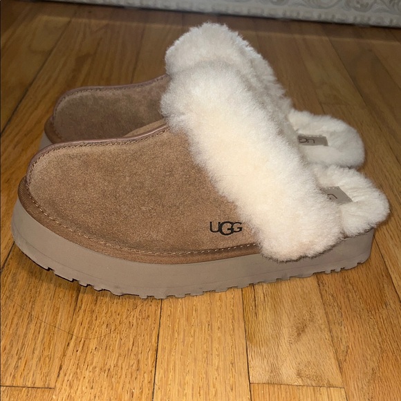 UGG Disquette Women’s Tan and Cream Sheepskin Slippers - Picture 4 of 9